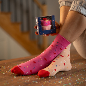 1 Paare von lustigen Socken mit Cupcakemotiv in einzigartiger Verpackung | Damensocken | SOXO