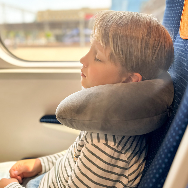 MOMO WAY Multifunktionales Reisekissen für ein Kind | Elefant