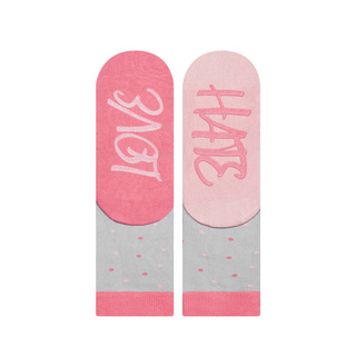 Socken mit Love-Hate-Motiv