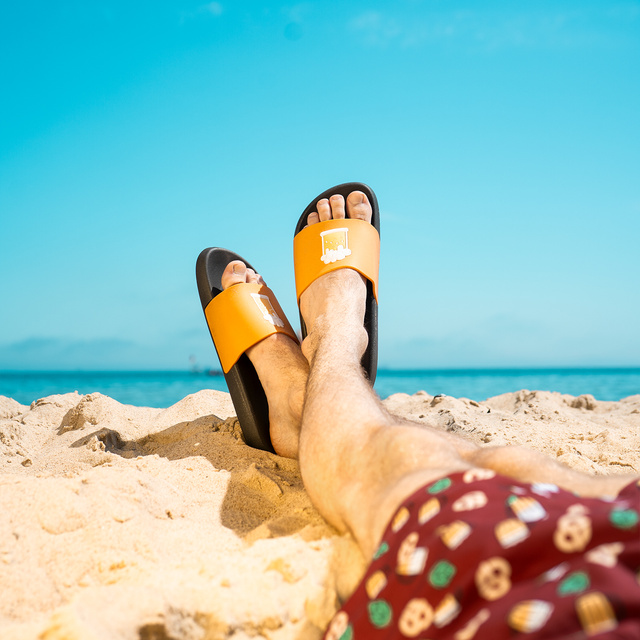 Strand Latschen mit Bier-Motiv