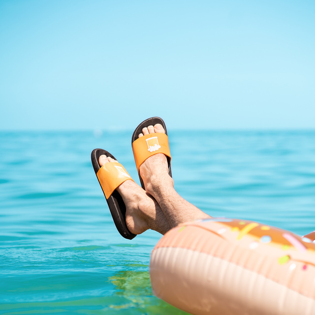 Strand Latschen mit Bier-Motiv