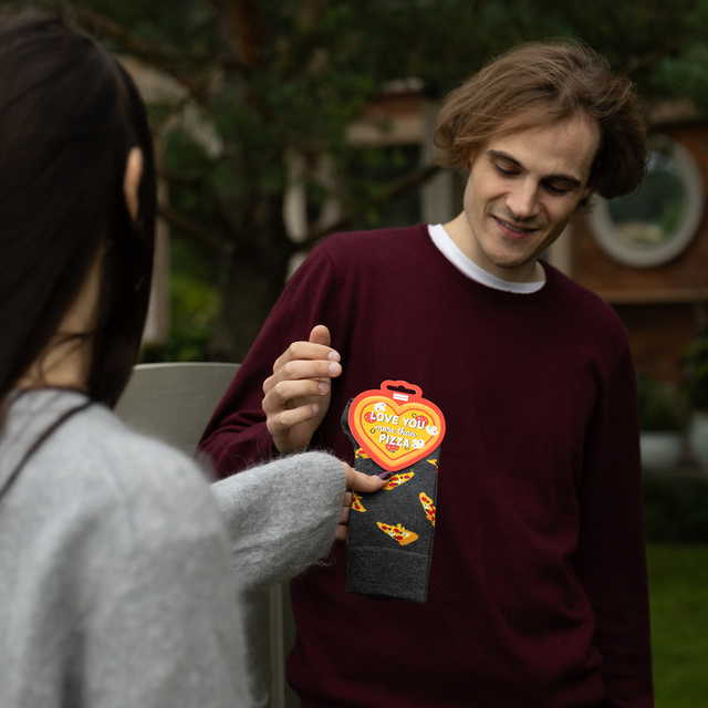 Socken mit Love You More Than Pizza-Motiv