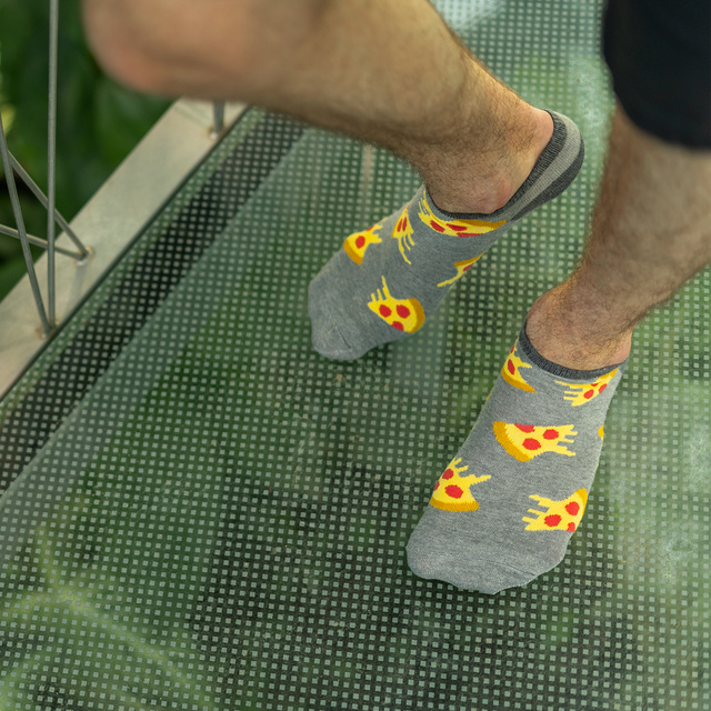 Kurze Socken mit Pizza-Motiv