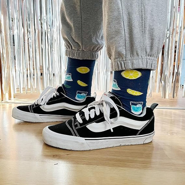 Socken mit Gin-Motiv in Flaschenverpackung