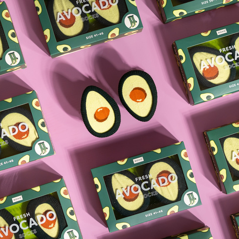 Socken mit Avocado-Motiv