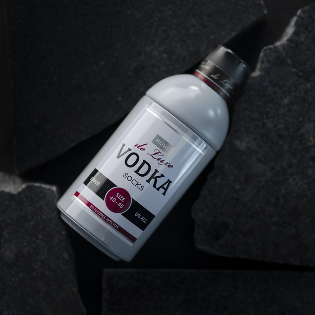 Socken mit Vodka-Motiv in Flaschenverpackung