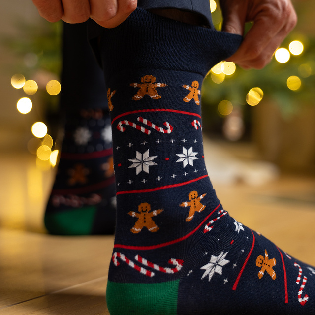 Socken mit Lebkuchen-Motiv in Kartenverpackung
