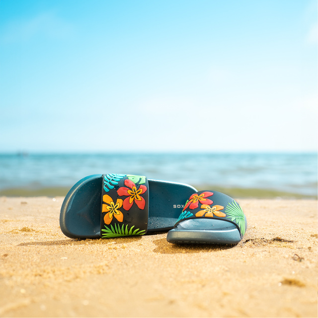 Strand Latschen mit Blätter-Motiv