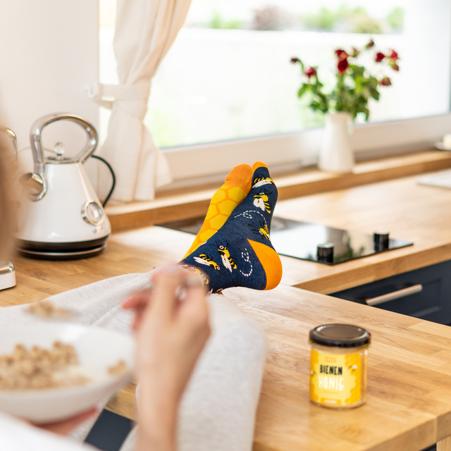 Socken mit Honig-im-Glas-Motiv