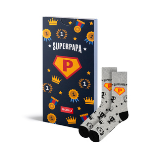 Socken mit SuperPapa-Motiv in Kartenverpackung