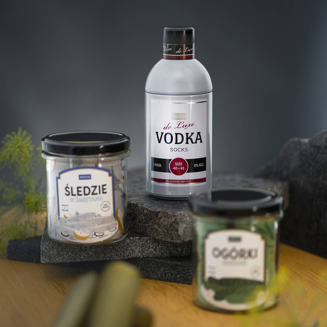 Set aus 2x Bunte SOXO Vodka Socken in einer Box und Schokolade