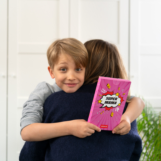 Socken mit Super Mama-Motiv in Kartenverpackung