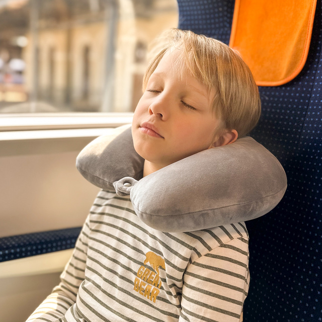 MOMO WAY Multifunktionales Reisekissen für ein Kind | Elefant