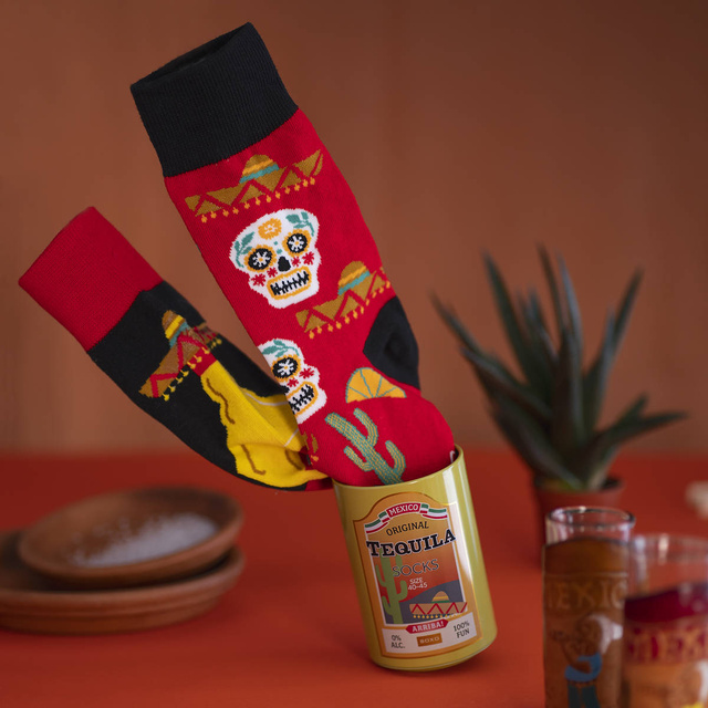 Socken mit Tequila-Motiv in Flaschenverpackung