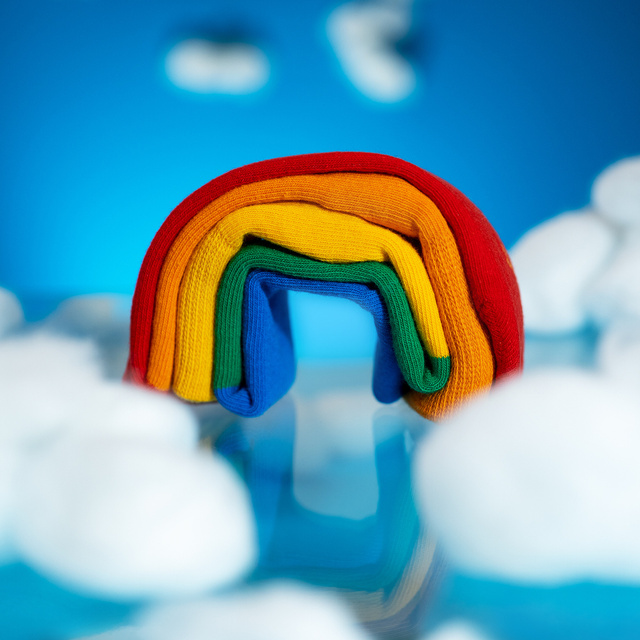 Socken mit Regenbogen-Motiv