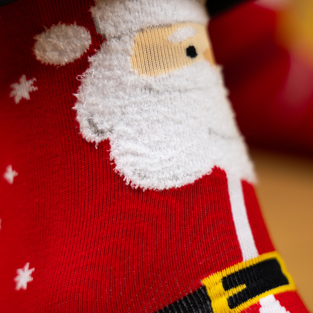 Socken mit Weihnachtsmann-Motiv in Kartenverpackung