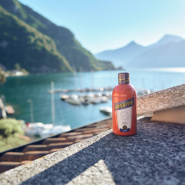 Socken mit Aperitif-Motiv in Flaschenverpackung