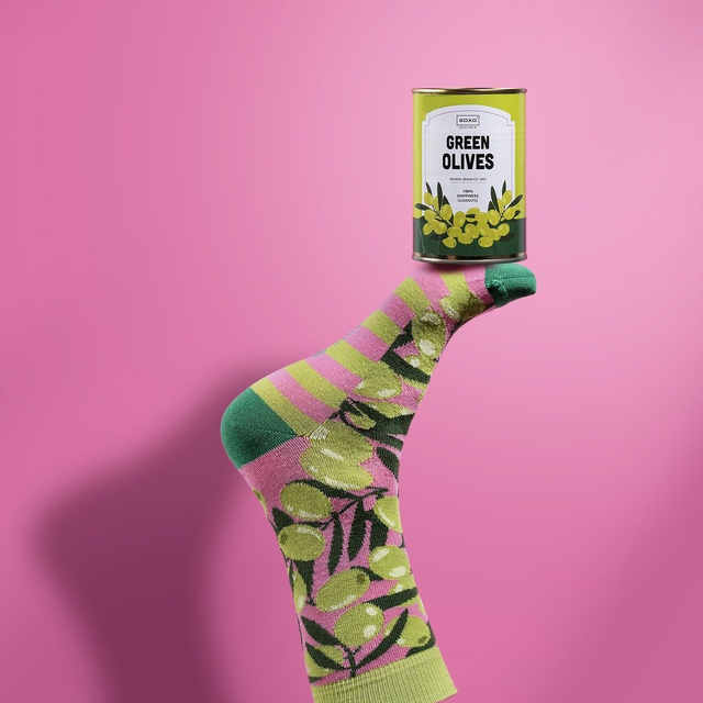 Socken mit Green Olives-Motiv in Dose