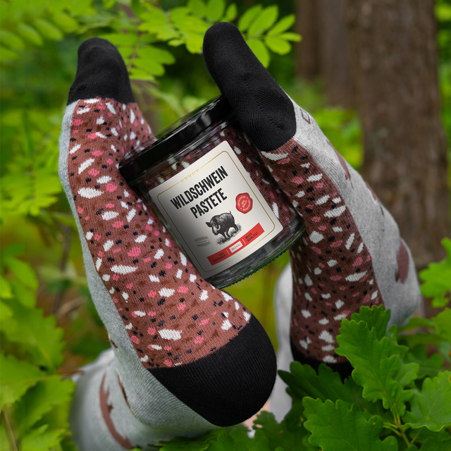 Socken mit Wildpasteten-Motiv im Glas