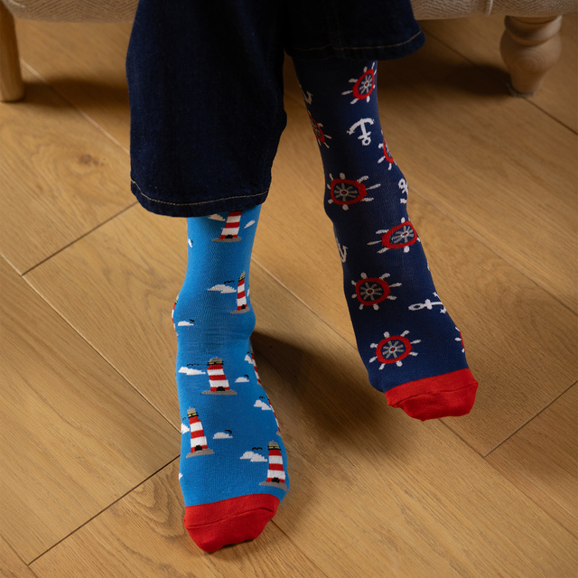 Socken mit Leuchtturm-Motiv