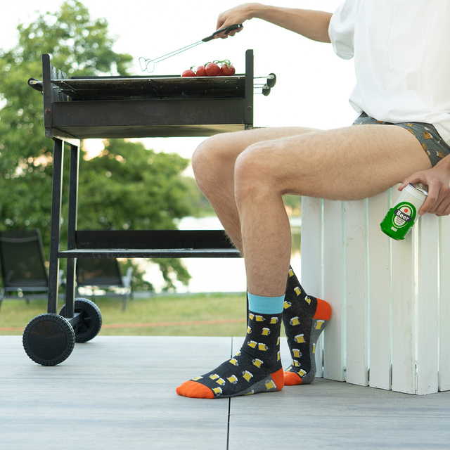 Socken mit Bier-Motiv in Dose