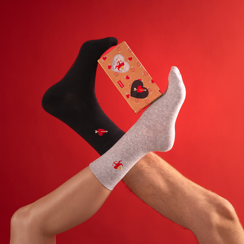 2 Paare von lustigen Socken für Valentinstag im einzigartiger Verpackung | Damen-/Herrensocken | SOXO