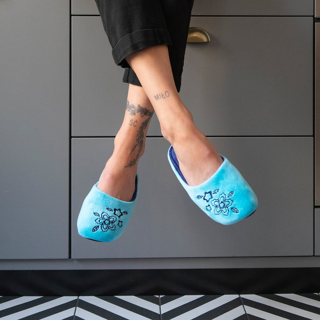 Damenhausschuhe mit Stickerei