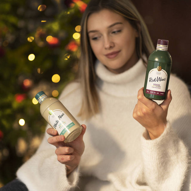 Socken mit Weißwein-Motiv in Flaschenverpackung