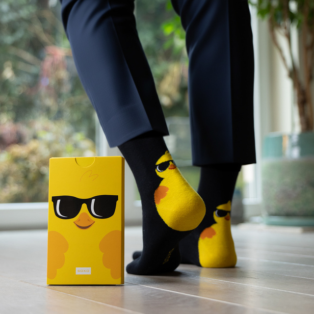 Socken mit Hühner-Motiv in einer Grußkarten-Verpackung