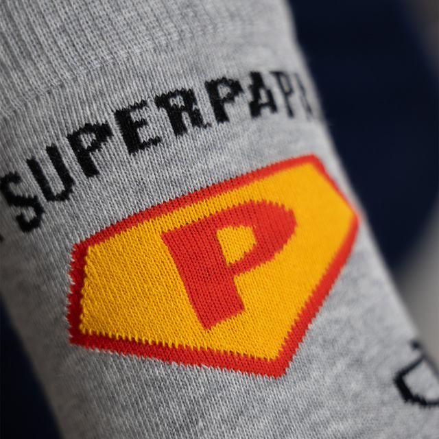 Socken mit SuperPapa-Motiv in Kartenverpackung