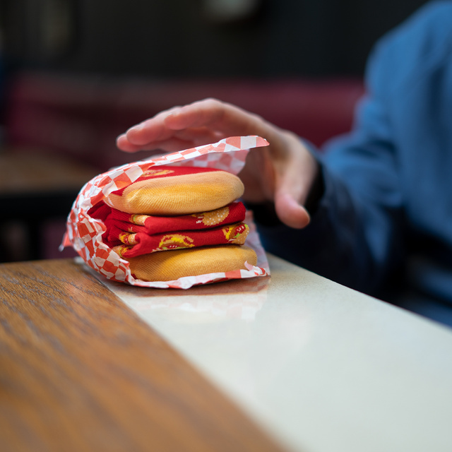 Socken mit Hamburger-Motiv