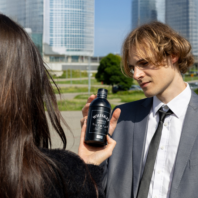 Set Herrensocken Whisky in einer Flasche und Bier in einer Dose