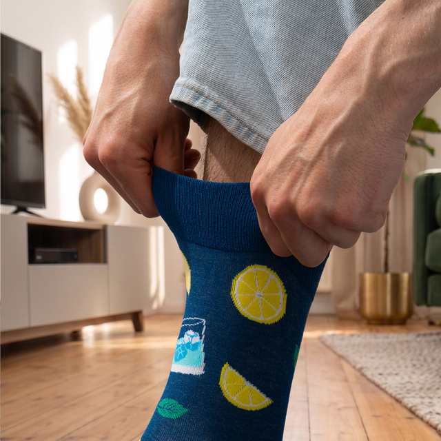 Socken mit Gin-Motiv in Flaschenverpackung
