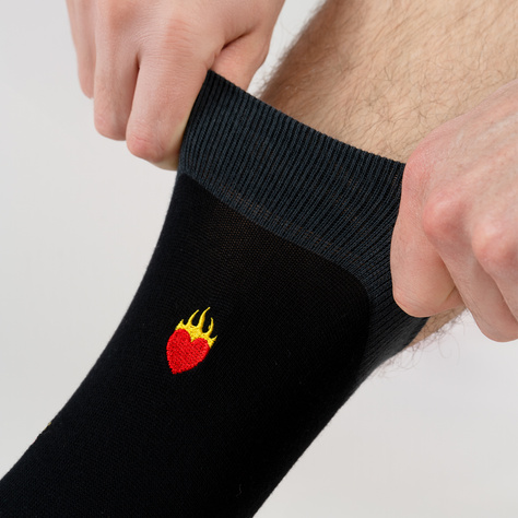 2 Paar von lustige Socken mit Feuer-motiv in einzigartiger Verpackung zum Valentinstag | Herrensocken | SOXO