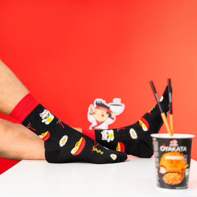 Socken mit Oyakata Teriyaki-Motiv in Tasse