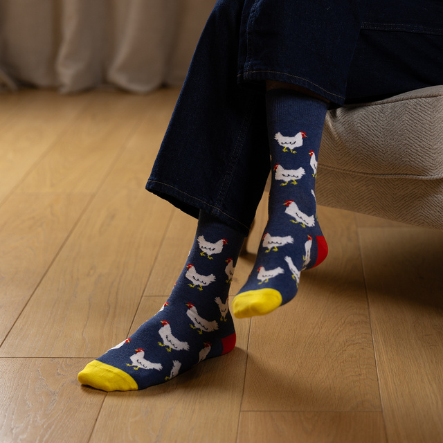 Socken mit Henne-Motiv