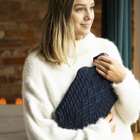 Marineblau Wärmflasche SOXO im sanften Pulli  Geschenkidee