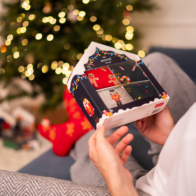 4 Paar von lustigen Socken mit Weihnachtsmotiv in einzigartiger Verpackung | Herrensocken | SOXO