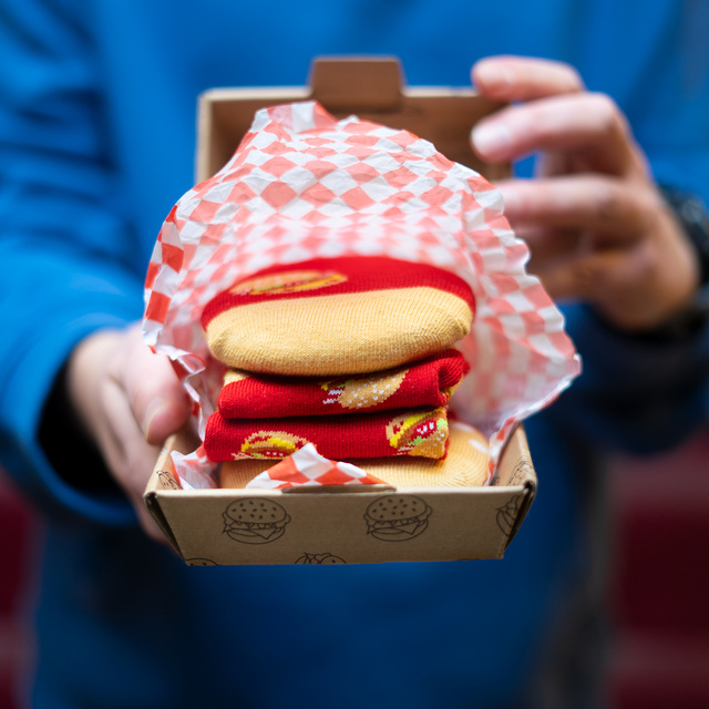 Socken mit Kaffee im Becher und Hamburger-Motiv 2er-Pack