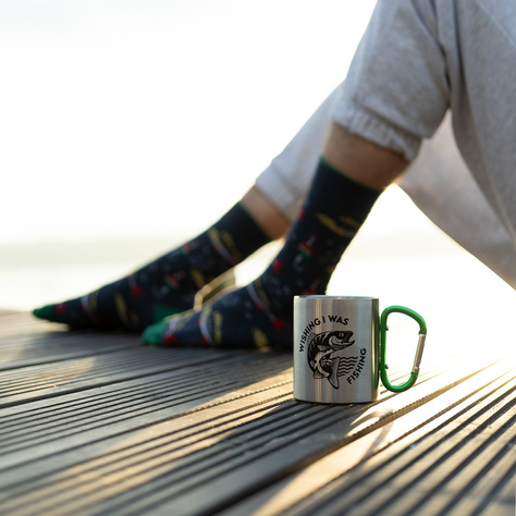  Set mit 1x lustigen Herrensocken + 1x Tasse Fische in einzigartiger Verpackung  | SOXO 