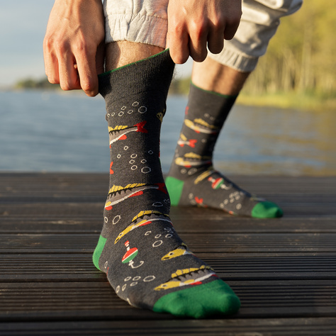  Set mit 1x lustigen Herrensocken + 1x Tasse Fische in einzigartiger Verpackung  | SOXO 