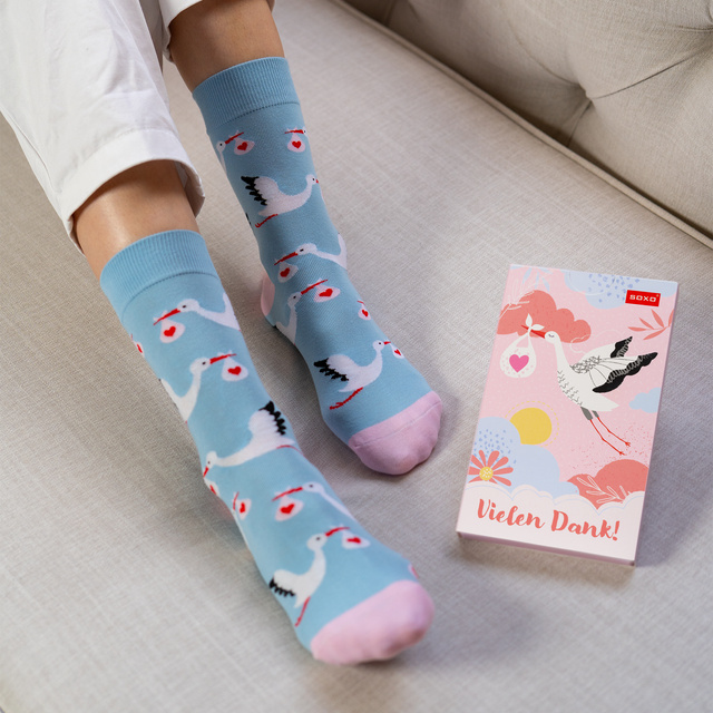 1 Paar von lustigen Socken mit Storchmotiv in einzigartiger Verpackung | Geschenk für die Hebamme | Damensocken | SOXO