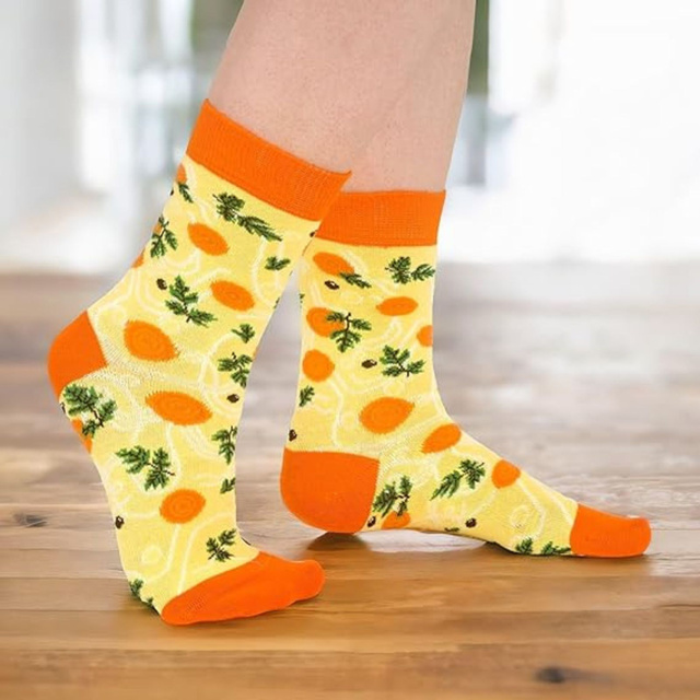 Socken mit Chicken Noodle Suppen-Motiv in Dose