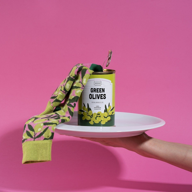 Socken mit Green Olives-Motiv in Dose