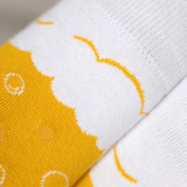 Socken im Bierkrug mit Bierdeckeln