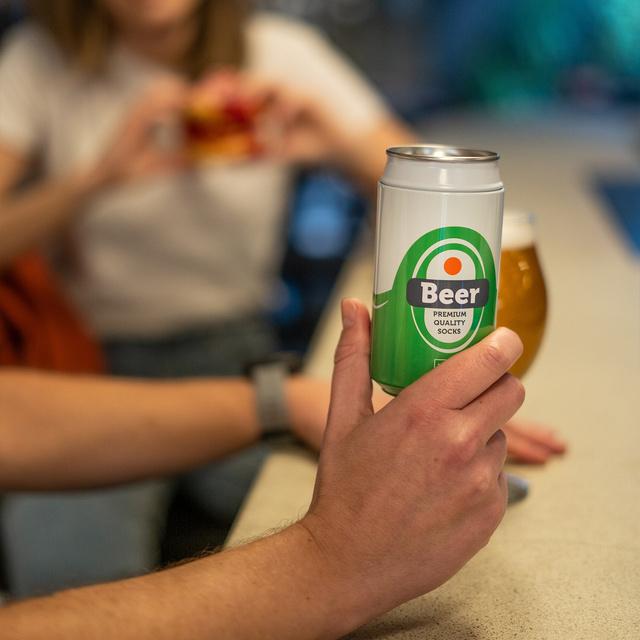 Socken mit Bier-Motiv in Dose