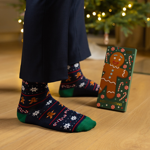 Socken mit Lebkuchen-Motiv in Kartenverpackung