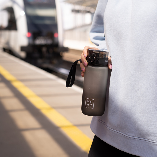  Wasserflasche mit Fruchteinsatz, grau-schwarz | BPA free | Tritan | MOMOWAY
