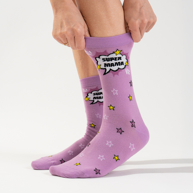 Socken mit Super Mama-Motiv in Kartenverpackung