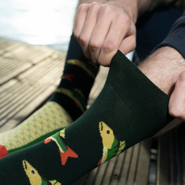 Socken mit Barsch-Motiv